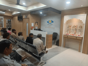 Patient consultation with retina specialist in Bhavnagar